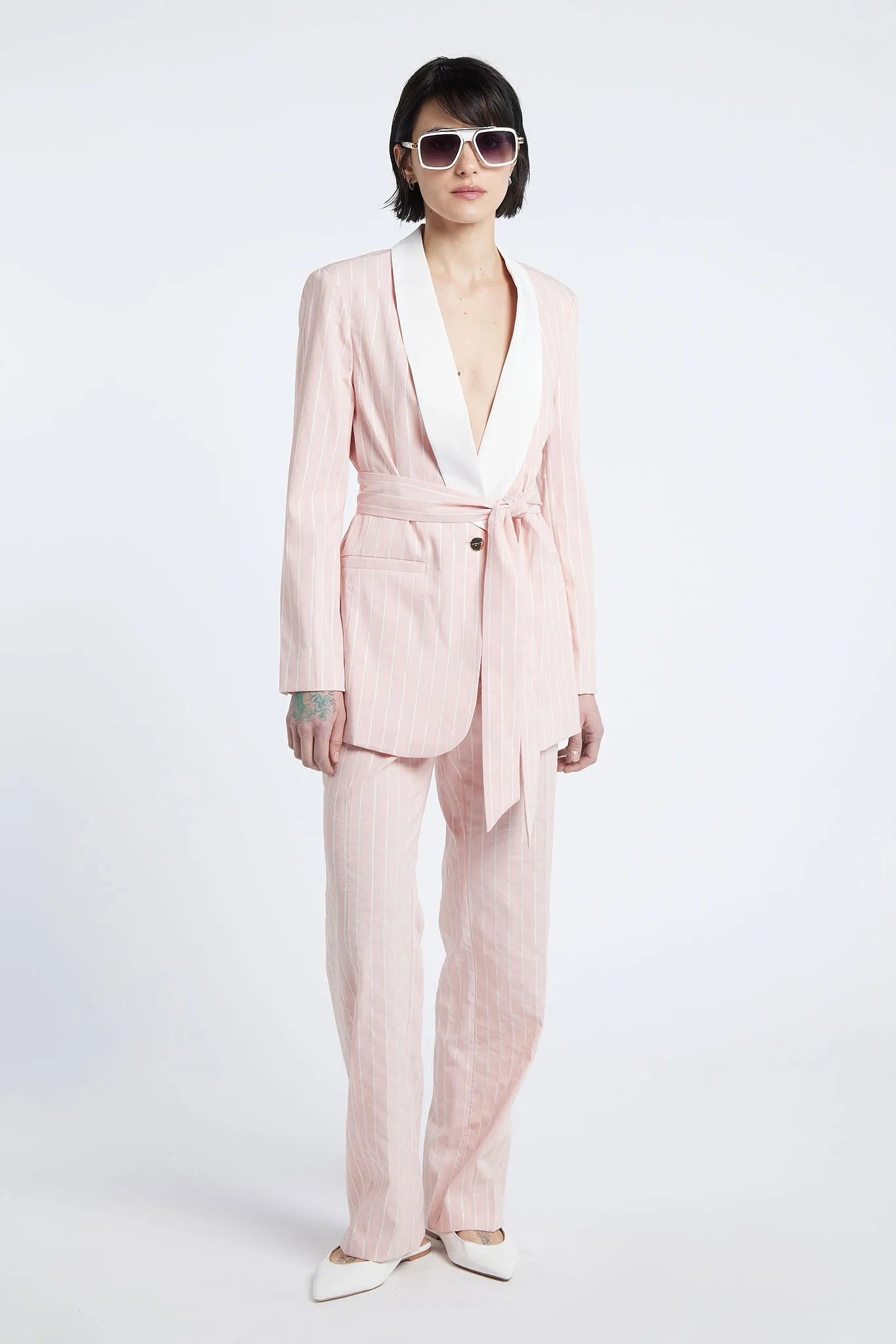 PRAGUE - Wide contrasting lapel suit with belt