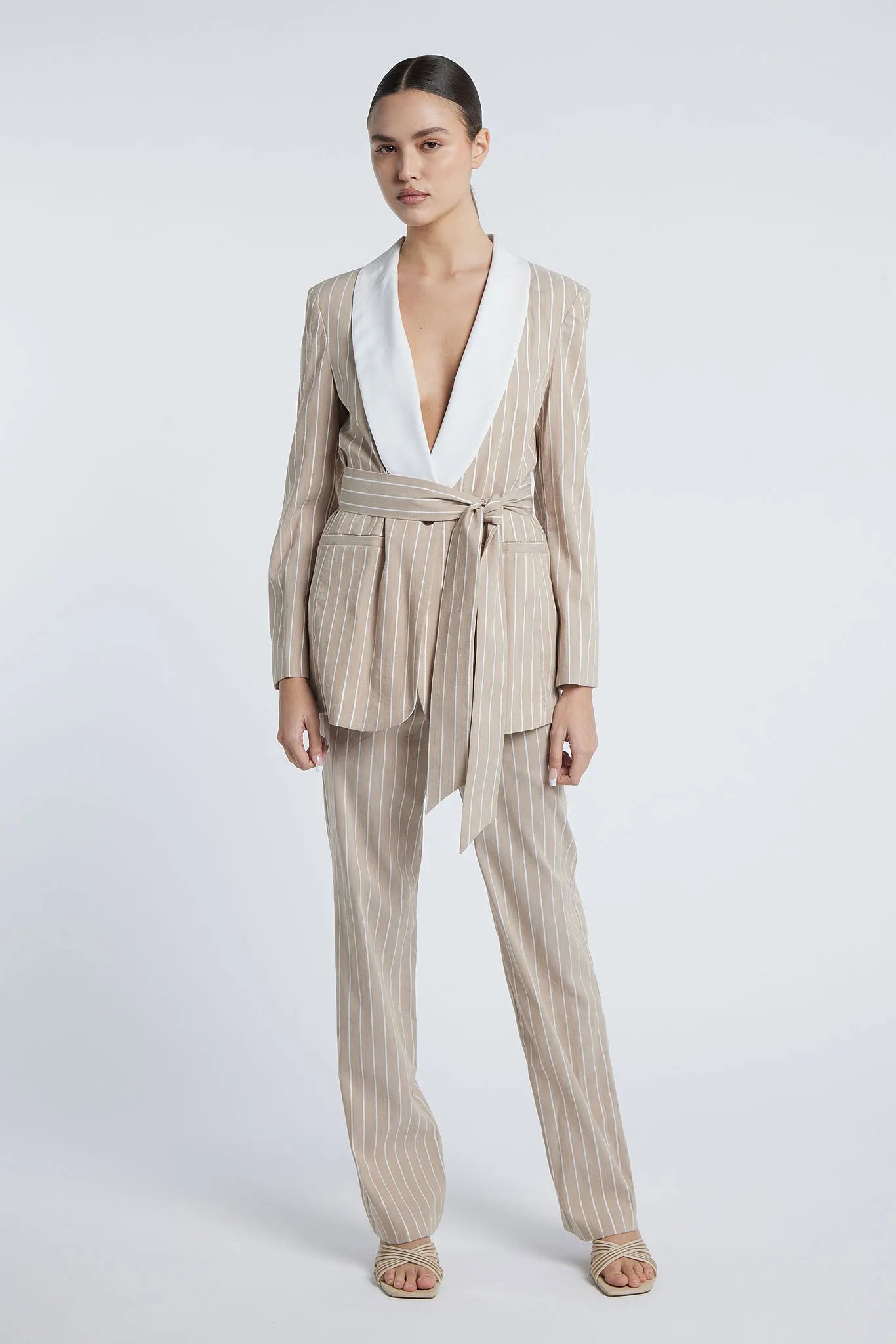 PRAGUE - Wide contrasting lapel suit with belt