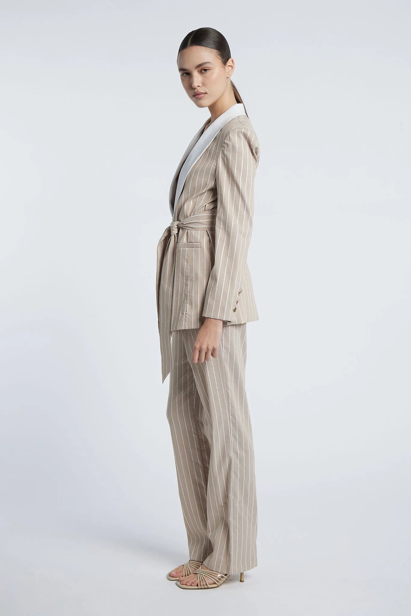 PRAGUE - Wide contrasting lapel suit with belt