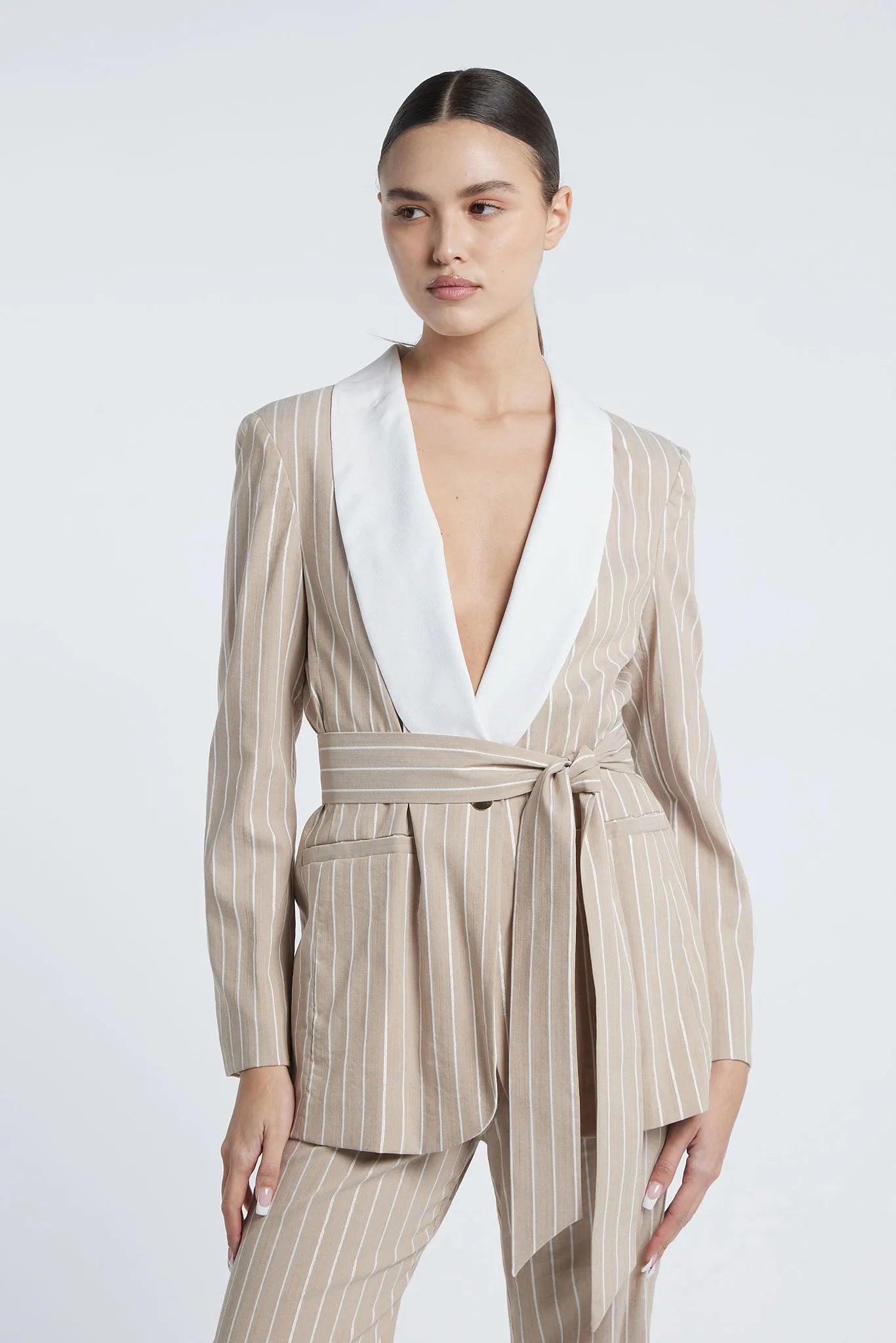PRAGUE - Wide contrasting lapel suit with belt