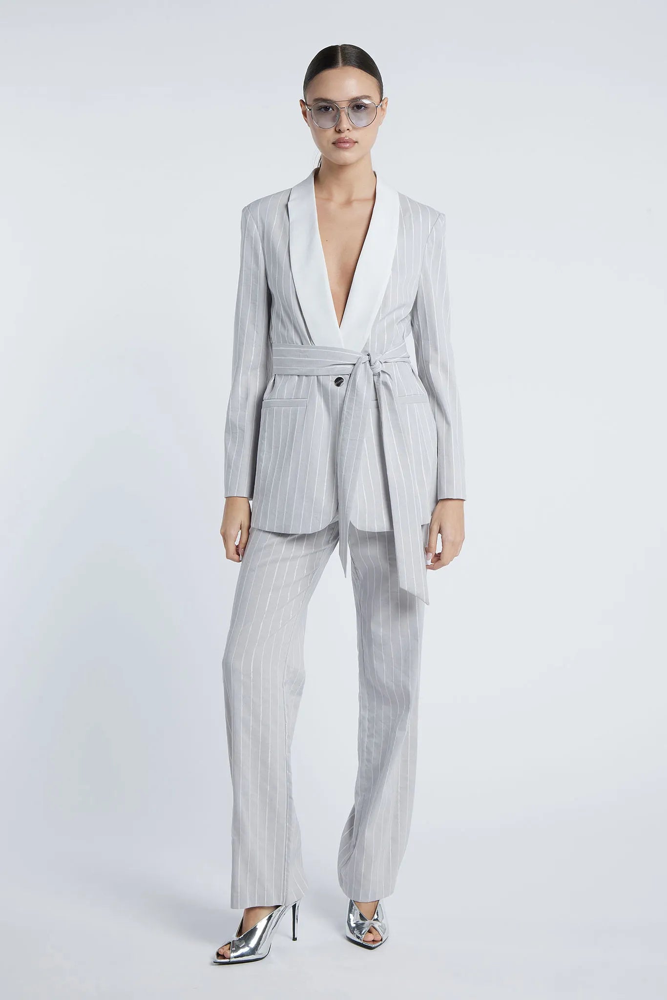PRAGUE - Wide contrasting lapel suit with belt